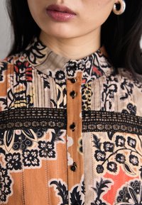 Marc Cain Φόρεμα πουκάμισο - bright ochre