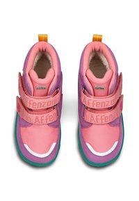 Twee kinderschoenen met een roze en paarse design, gemaakt van stof met een zachte voering, voorzien van klittenbandsluitingen en groene rubberen zolen.
