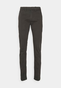 Pantaloni grigi scuri slim-fit con passanti per cintura e tasche frontali, mostrati su uno sfondo bianco semplice.