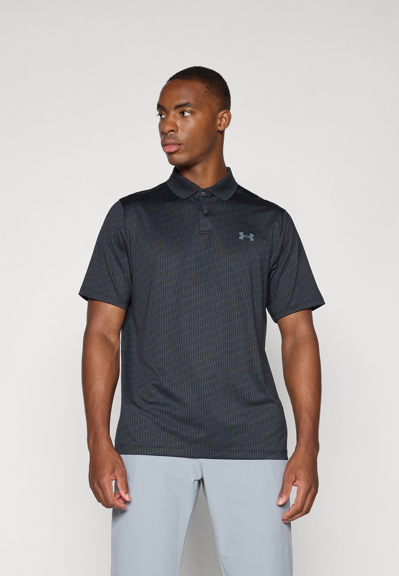 Crna polo majica od teksturirane tkanine s diskretnim uzorkom, kratkim rukavima i ovratnikom. Logo Under Armour u tamno sivoj boji na lijevoj strani prsnog dijela.