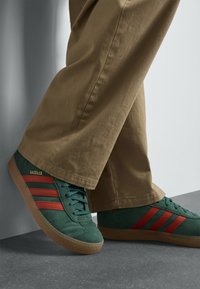 adidas Originals GAZELLE UNISEX - Trainers - collegiate green/preloved red