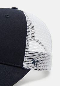 Casquette bleu marine avec des côtés en mesh, dotée d'une couronne structurée et d'un logo brodé bleu foncé sur le côté. Design à visière plate, style décontracté.