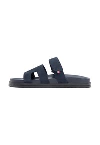 Σανδάλια ναυτικού μπλε με δύο ρυθμιζόμενους ιμάντες βέλκρο, επίπεδη σόλα και υφή με ανάγλυφο φινίρισμα. Διαθέτουν μικρό λογότυπο της μάρκας σε κόκκινο, άσπρο και μπλε.