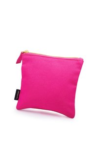 Rózsaszín szövet tasak, textúrált felülettel, arany cipzárral és egy kis fekete címkével, amelyen a "YOKOAMI" felirat olvasható. Kompakt, téglalap alakú.