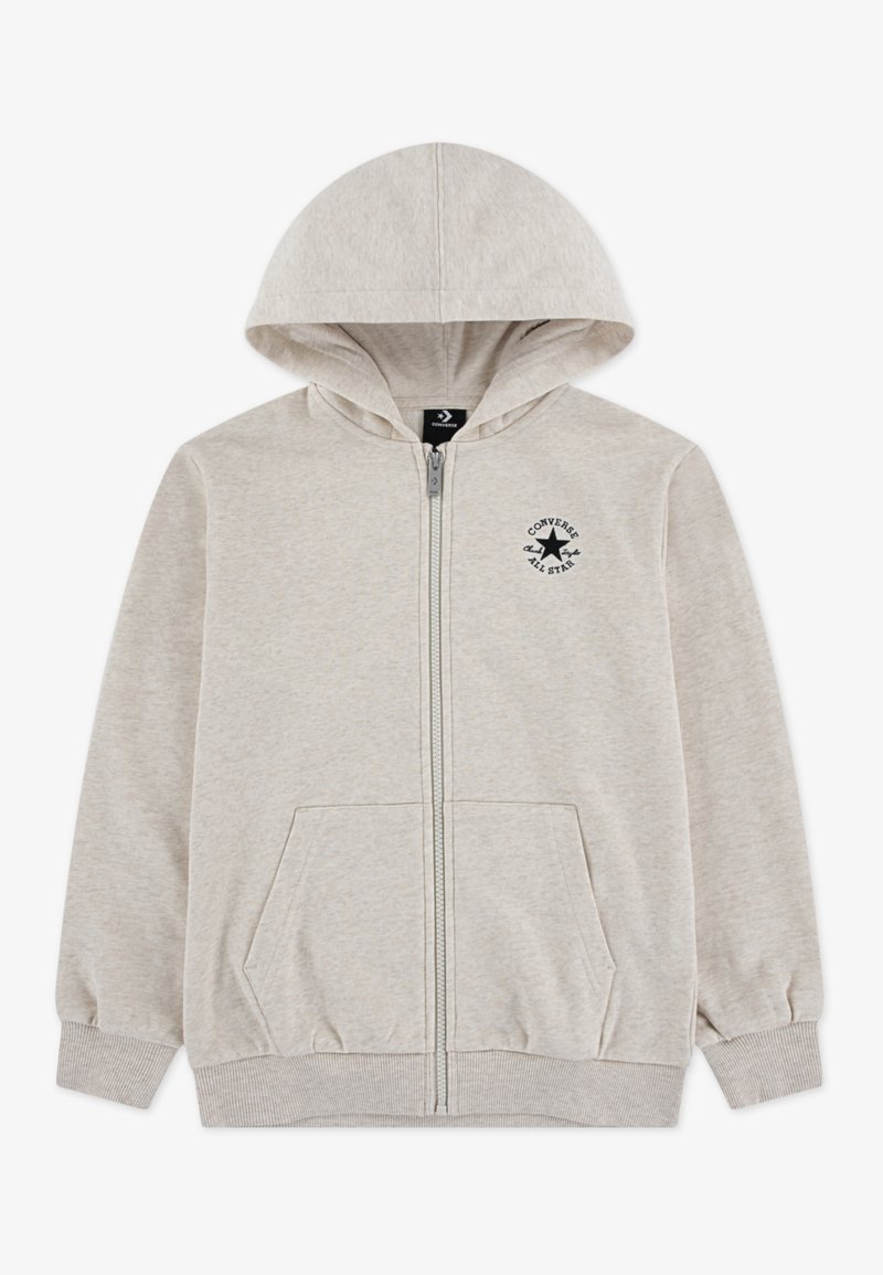 Ανοιχτό γκρι φούτερ με φερμουάρ, κουκούλα, μπροστινές τσέπες και μαύρο στρογγυλό λογότυπο στο αριστερό στήθος. Κατασκευασμένο από απαλό, υφασμάτινο ύφασμα με υφή.