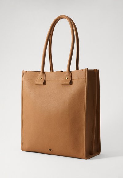 Borsa a mano in pelle marrone, forma rettangolare, con doppi manici lunghi, rifinita con dettagli in metallo dorato, texture liscia con cuciture minime.