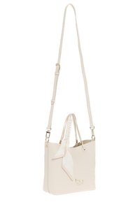 Borsa a tracolla bianca in pelle con manici intrecciati, tracolla regolabile e un accento di foulard pastello rimovibile. Dettagli in metallo dorato.