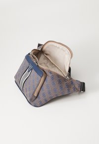 Bolso de diseño marrón y azul con cierre de cremallera, cuenta con un bolsillo delantero, herrajes plateados y un forro interior suave con el logo de la marca.