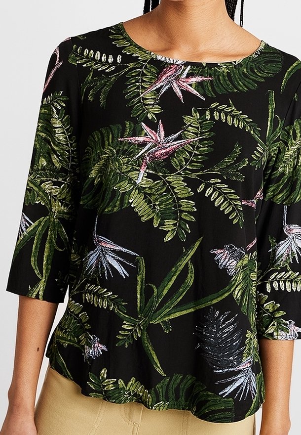 Schwarze Bluse mit lebhaften grünen und roten Blumenmustern, runder Ausschnitt und dreiviertel Ärmel aus leichtem Stoff.