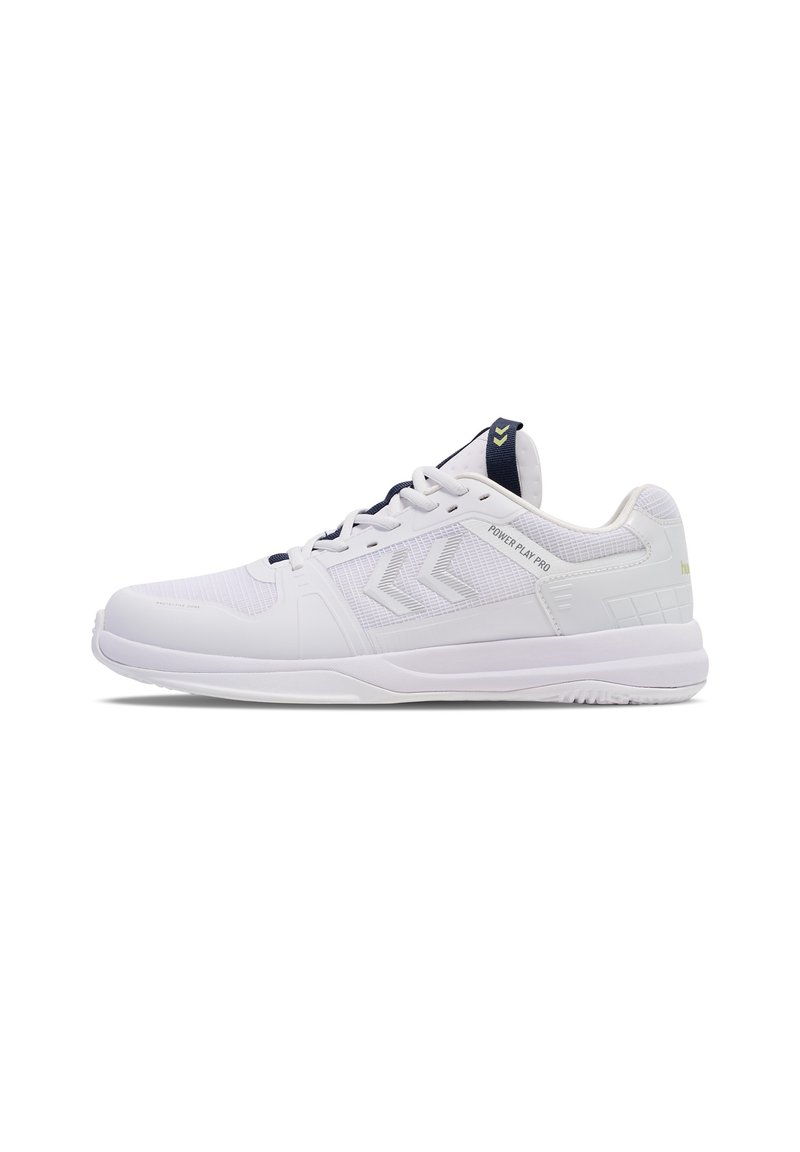 Baskets blanches avec un dessus en synthétique texturé, des accents bleu marine, une semelle rembourrée et un système de laçage simplifié pour le soutien.