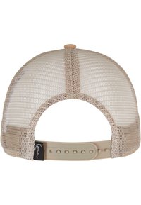 Beige mesh caps med en plastjusterbar rem. Har en jevn tekstur, rund form og en subtil logo-tag nær remmen.