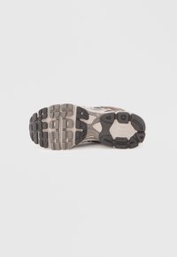 Sportinio batelio padas pilkos ir juodos spalvos, su tekstūruota guminė paviršiaus danga ir ryškiais protektoriaus kojelėmis geram sukibimui, lenktos formos ir palaikančiu dizainu.