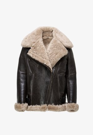 Giacca di pelle marrone con colletto e foderato in shearling beige. Presenta una zip frontale, tasche a patta e rifiniture in pelliccia sui polsini.