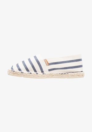 Zapato espadrille blanco con rayas horizontales azul marino, suela de yute y una pequeña etiqueta de marca marrón en el lateral.