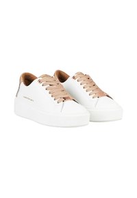 Sneakers bianchi in pelle con suola bianca spessa. Menzionati da lacci marrone chiaro e dettagli color nocciola sul tallone e sulla linguetta. Design minimalista.