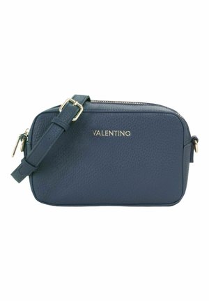 Sac bandoulière en cuir texturé bleu foncé avec sangle ajustable, fermeture éclair dorée et logo Valentino doré sur le devant.