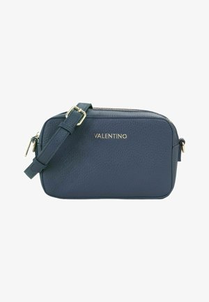 Sac bandoulière en cuir texturé bleu foncé avec sangle ajustable, fermeture éclair dorée et logo Valentino doré sur le devant.