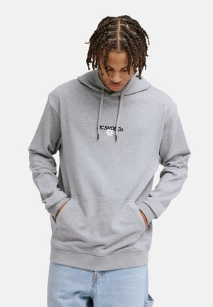 Szara bluza z kapturem wykonana z miękkiego materiału, z przednią kieszenią, sznurkami oraz wszytym czarnym logo. Swobodny i wygodny fason.