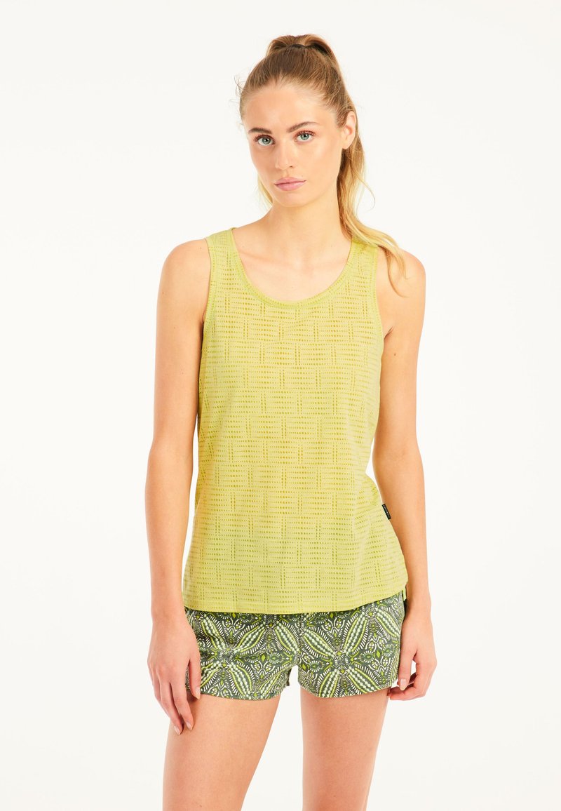 Limoengroen tanktop met een textuurpatroon, gecombineerd met groene shorts met een patroon van bloemachtige ontwerpen.