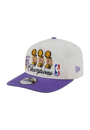 Witte en paarse basketbalpet met geborduurde NBA-trofeeën en jaren 1980, 1982, 1985, het woord "Champions" en het NBA-logo.