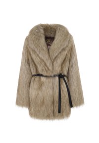 Palton din blană sintetică de culoare maro deschis, cu guler tip șal, legat cu o panglică neagră. Are o textură moale și un design lejer.