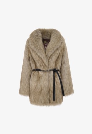 Lažni krzneni kaput svijetlosmeđe boje s rukavima u obliku šal i remenom od crne trake. Ima meku teksturu i dizajn s opuštenim krojem.