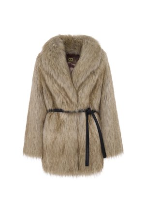 Cappotto in pelliccia sintetica di colore marrone chiaro con colletto a scialle, cinta con un nastro nero. Presenta una texture morbida e un design dal taglio rilassato.
