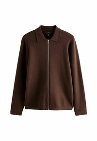 Pull marron à fermeture éclair avec un col plat, des manches longues et une texture douce, présentant une coupe droite et un design minimaliste.