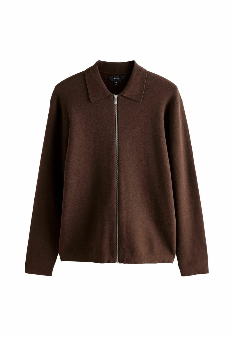 Pull marron à fermeture éclair avec un col plat, des manches longues et une texture douce, présentant une coupe droite et un design minimaliste.