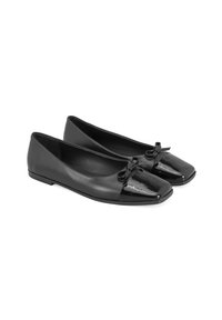 Schwarze Leder-Ballerinas mit glänzendem, schwarzem Zehenkappen und kleiner Schleifenakzent. Die Schuhe haben eine flache Sohle und eine abgerundete Form.