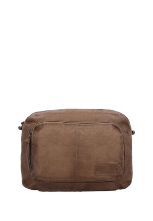 Bruine leren crossbodytas met voorvak met rits en een zichtbaar gestikt merkembleem rechtsonder.