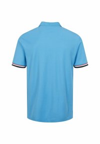 Lyseblå polo skjorte med krave, der har korte ærmer. Mansjetterne er pyntet med sorte og røde striber. Glat tekstur, klassisk pasform.