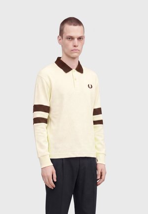 Fred Perry, TIPPEDSLEEVE COLLARED SWTSHIRT - поло риза - ecru