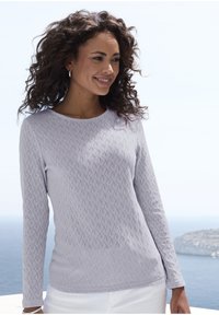 Helles Lavendel-langärmeliges Hemd mit strukturiertem Diamantmuster, rundem Halsausschnitt und figurschmeichelndem Design. Weicher Stoff und dezenter Glanz.