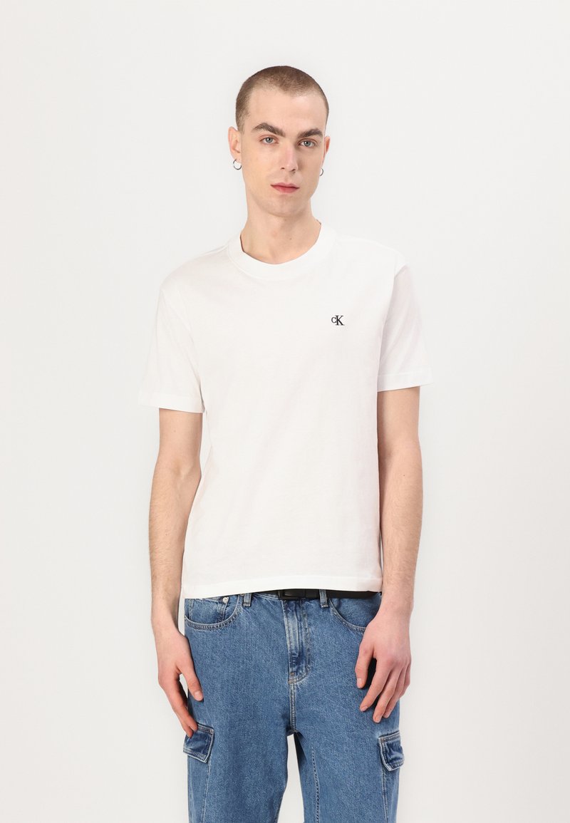 Calvin Klein Jeans - SERIF FONT GRAPHIC TEE UNISEX - Marškinėliai su spaudiniu - bright white, Padidinti