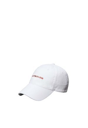 Berretto da baseball in cotone bianco con visiera curva e piccolo logo di testo rosso "Calvin Klein" al centro davanti.