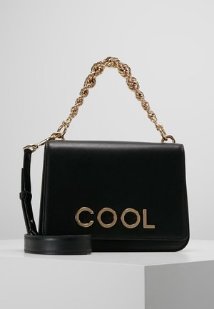 Schwarze Handtasche mit goldener Kettenhenkel und abnehmbarem Schulterriemen, vorne mit goldenen Buchstaben verziert, die "COOL" buchstabieren.