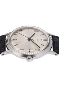 Montre ronde en tono argenté avec un boîtier en acier inoxydable, cadran argenté clair, aiguilles noires et un bracelet en cuir noir texturé. Comprend une couronne.