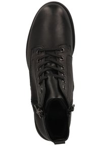 Černá kožená kotníková bota se šněrováním vpředu a bočním zipem. Hladká textura, kulatá špička, minimalistický design s kovovými průchodkami a doplňky.