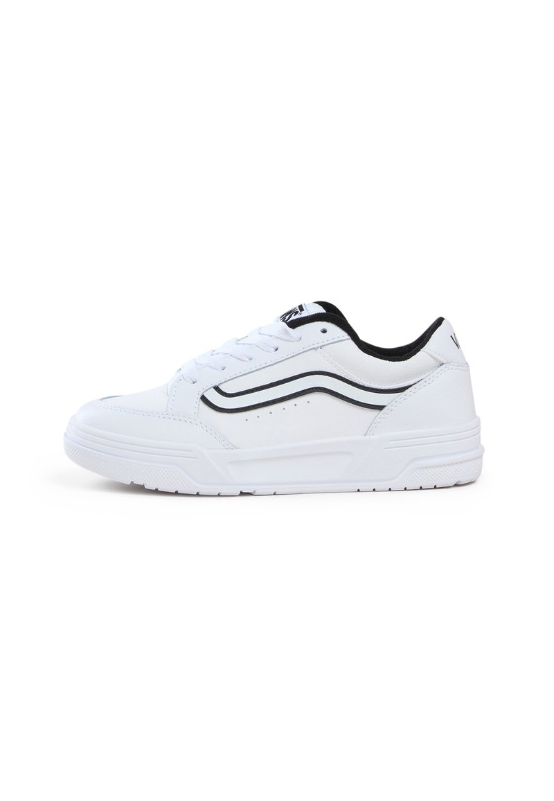Sneaker bianco con accenti neri, parte superiore in pelle liscia e sintetica, chiusura con lacci, punta arrotondata e battistrada decorato sulla suola in gomma.
