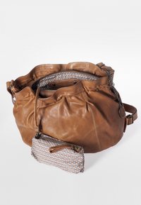 Borsa hobo in pelle marrone con un design morbido e una pochette staccabile con motivo. L'interno presenta una fodera con stampa floreale e tasche con zip.