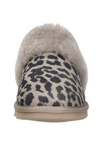Luipaardprintslippers in beige met zwarte accenten; pluche grijze vachtkraag; platte zool; zachte textuur overal.