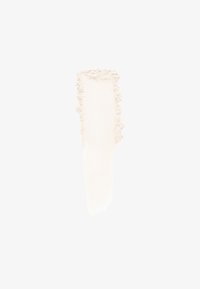 Matte beige sminkeprøve med teksturkant, som viser en myk, kremet konsistens mot en enkel hvit bakgrunn.
