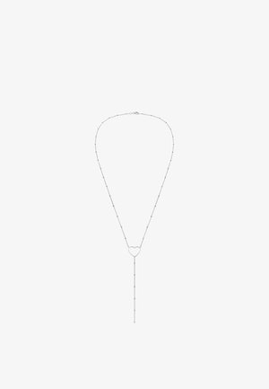 Silberne Halskette mit einer langen, dünnen Kette aus kleinen rechteckigen Gliedern, die in einem herzförmigen Anhänger endet.