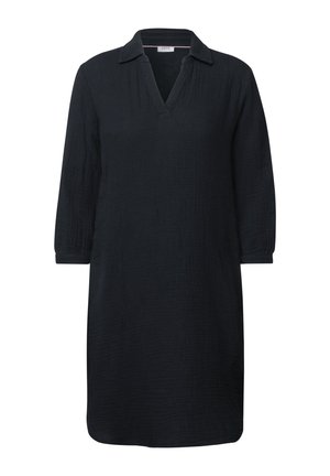 Vestido negro de cuello tipo camisa, hecho de una tela texturada, con escote en V y mangas de tres cuartos, que presenta una silueta recta y holgada.