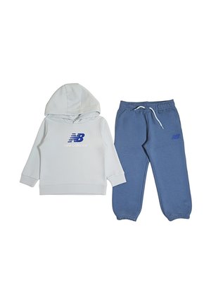 Felpa bianca con cappuccio e logo "New Balance" blu, abbinata a pantaloni sportivi blu con cintura elastica e polsi elastici.