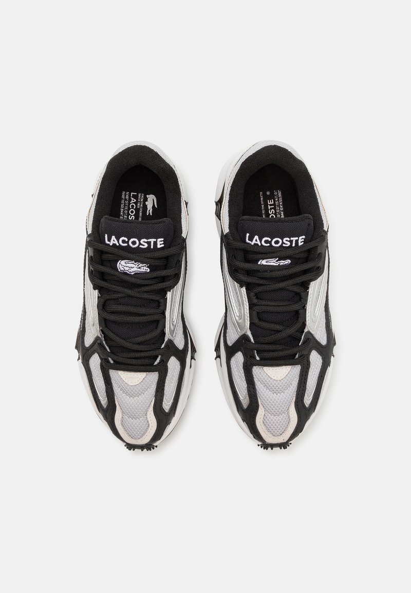Czarne i szare sneakersy z siateczkowymi i syntetycznymi wykończeniami, z zapięciem na sznurówki i wyraźnym logo na języku. Okrągły kształt noska.