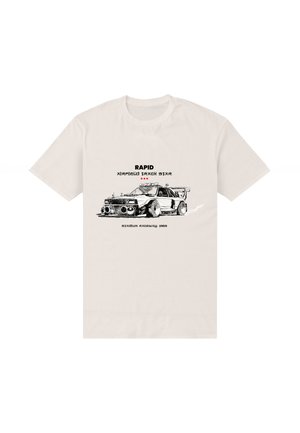 Bílý bavlněný tričko s černým a červeným grafikou závodního auta, s textem "RAPID AIRFIELD TRACK STAR" nahoře a "STADIUM REZEWYN 1989" dole.