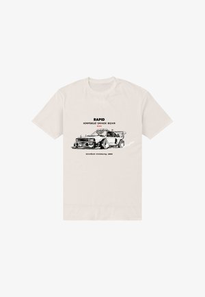 Biała bawełniana koszulka z czarno-czerwonym nadrukiem wyścigowego samochodu, z napisem "RAPID AIRFIELD TRACK STAR" powyżej i "STADIUM REZEWYN 1989" poniżej.