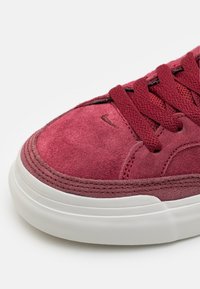 Nike SB ZOOM POGO PLUS - Sneakers low - team red/hyper royal/dark team red/light bone